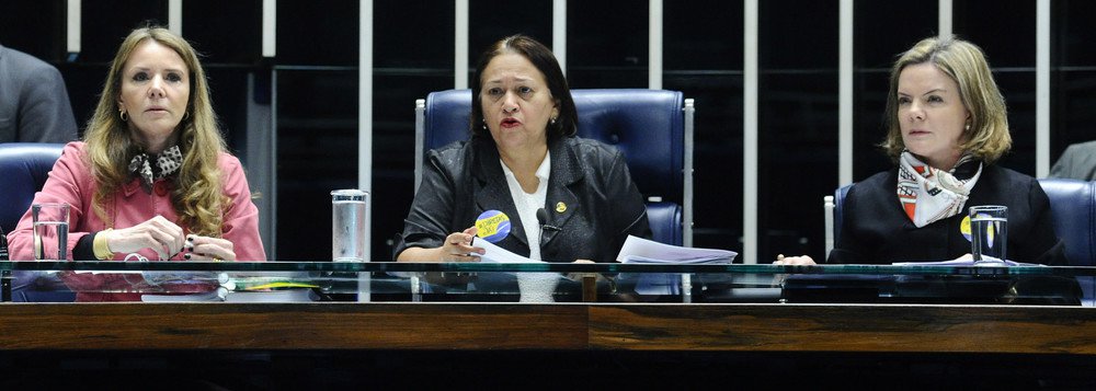 O Conselho de Ética do Senado deve definir na próxima terça-feira (8) o relator da denúncia contra as seis senadoras que ocuparam a Mesa do plenário durante a sessão em que foi votada a reforma trabalhista, em julho; a convocação dos membros do conselho para a reunião foi feita pelo presidente do colegiado, senador João Alberto Souza (PMDB-MA); a denúncia contra as senadoras Ângela Portela (PDT-RR), Fátima Bezerra (PT-RN), Gleisi Hoffmann (PT-PR), Lídice da Mata (PSB-BA), Regina Sousa (PT-PI) e Vanessa Grazziotin (PCdoB-AM) é de autoria do senador José Medeiros (PSD-MT) com apoio de mais 14 senadores (Foto: Leonardo Lucena) O Conselho de Ética do Senado deve definir na próxima terça-feira (8) o relator da denúncia contra as seis senadoras que ocuparam a Mesa do plenário durante a sessão em que foi votada a reforma trabalhista, em julho; a convocação dos membros do conselho para a reunião foi feita pelo presidente do colegiado, senador João Alberto Souza (PMDB-MA); a denúncia contra as senadoras Ângela Portela (PDT-RR), Fátima Bezerra (PT-RN), Gleisi Hoffmann (PT-PR), Lídice da Mata (PSB-BA), Regina Sousa (PT-PI) e Vanessa Grazziotin (PCdoB-AM) é de autoria do senador José Medeiros (PSD-MT) com apoio de mais 14 senadores