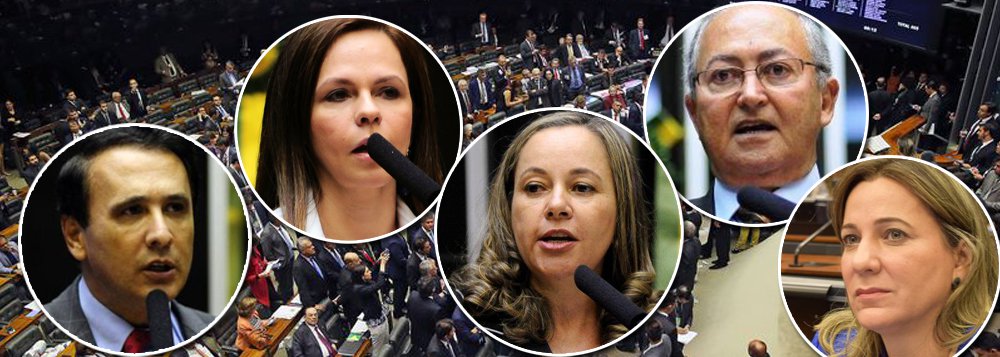 Deputados Carlos Henrique Gaguim (PTN), Josi Nunes (PMDB), Dulce Miranda (PMDB), Lázaro Botelho (PP) e Professora Dorinha Seabra Rezende (DEM) votaram pelo arquivamento da denúncia contra Michel Temer, o mais impopular desde a redemocratização; segundo pesquisa CUT/Vox Populi, 93% dos brasileiros querem que ele seja investigado
(Foto: Leonardo Lucena)
Deputados Carlos Henrique Gaguim (PTN), Josi Nunes (PMDB), Dulce Miranda (PMDB), Lázaro Botelho (PP) e Professora Dorinha Seabra Rezende (DEM) votaram pelo arquivamento da denúncia contra Michel Temer, o mais impopular desde a redemocratização; segundo pesquisa CUT/Vox Populi, 93% dos brasileiros querem que ele seja investigado
