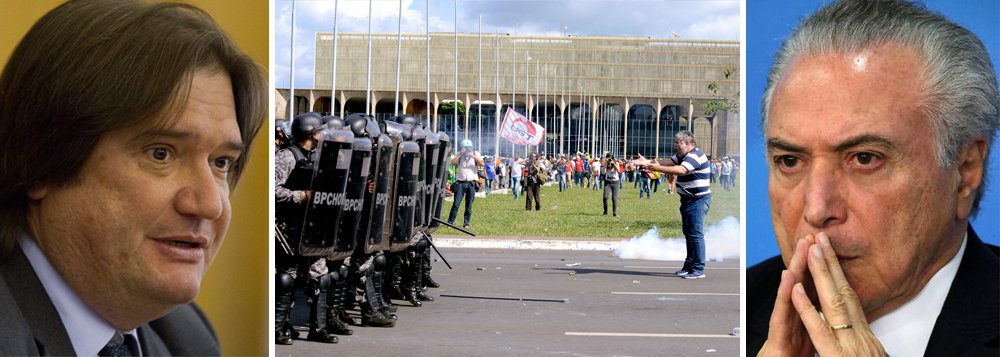 Em entrevista ao jornalista Paulo Moreira Leite, o professor Pedro Serrano, um dos maiores constitucionalistas do país, afirma que a intervenção militar pode ter consequências muito mais graves e nocivas para a democracia do que a maioria das pessoas é capaz de imaginar. "Com todas as imensas distâncias que devem ser guardadas, e mesmo reconhecendo que nem todos os fatos do dia foram esclarecidos, não custa lembrar que foi o uso distorcido do incêndio do Reichstag na Alemanha dos anos 1930 que deu a base jurídica para que a reação nazista instalasse a ditadura de Hitler", diz (Foto: Paulo Moreira Leite) Em entrevista ao jornalista Paulo Moreira Leite, o professor Pedro Serrano, um dos maiores constitucionalistas do país, afirma que a intervenção militar pode ter consequências muito mais graves e nocivas para a democracia do que a maioria das pessoas é capaz de imaginar. "Com todas as imensas distâncias que devem ser guardadas, e mesmo reconhecendo que nem todos os fatos do dia foram esclarecidos, não custa lembrar que foi o uso distorcido do incêndio do Reichstag na Alemanha dos anos 1930 que deu a base jurídica para que a reação nazista instalasse a ditadura de Hitler", diz