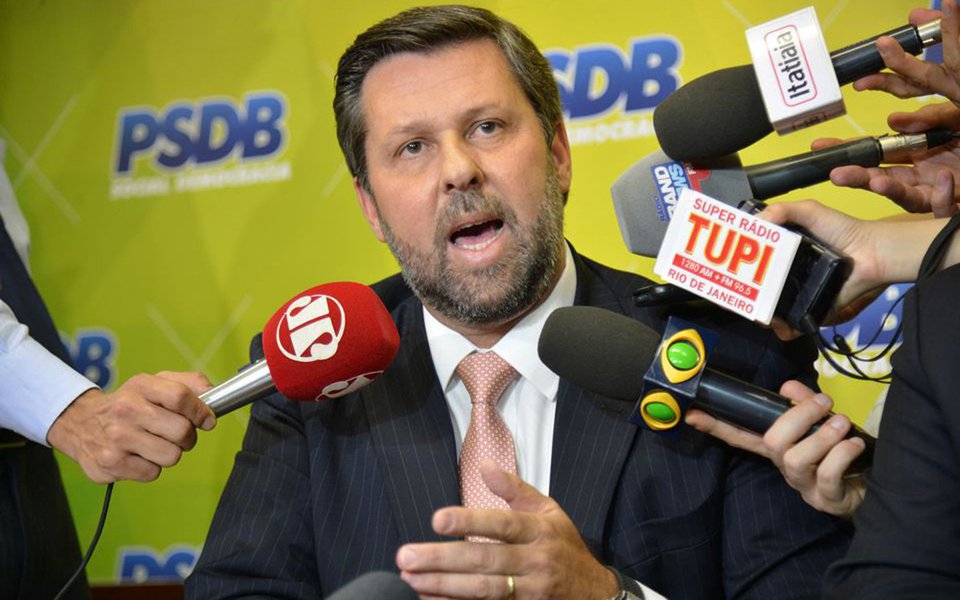 Vice-presidente jurídico do PSDB aderiu à ala do partido que defende que os ministros tucanos entreguem seus cargos no governo Temer e a sigla deixe a base governista no Congresso, após as denúncias de corrupção da JBS; "Penso que ser responsável com o País, hoje, é pensarmos imediatamente, de forma equilibrada e serena, numa transição que respeite o regramento constitucional. O presidente Michel Temer perdeu as condições mínimas de governabilidade", declarou o deputado Carlos Sampaio (SP) (Foto: Gisele Federicce) Vice-presidente jurídico do PSDB aderiu à ala do partido que defende que os ministros tucanos entreguem seus cargos no governo Temer e a sigla deixe a base governista no Congresso, após as denúncias de corrupção da JBS; "Penso que ser responsável com o País, hoje, é pensarmos imediatamente, de forma equilibrada e serena, numa transição que respeite o regramento constitucional. O presidente Michel Temer perdeu as condições mínimas de governabilidade", declarou o deputado Carlos Sampaio (SP)