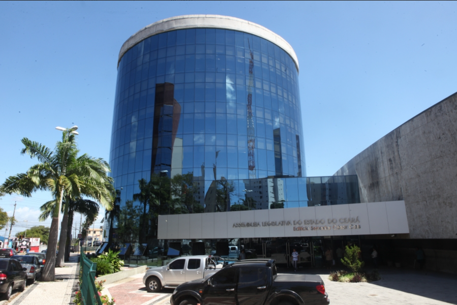 O projeto de Lei de Diretrizes Orçamentárias de 2018 (LDO 2018) é tema de audiência pública nesta quarta-feira (21), na Assembleia Legislativa. De acordo com líder do Governo na Casa, deputado Evandro Leitão (PDT), a proposta estabelece, entre as prioridades, os investimentos no Porto do Pecém, no Cinturão das Águas, na ampliação de leitos e vigilância de doenças epidemiológicas, no aumento da oferta de ensino profissionalizante, além de estrutura e valorização dos policiais (Foto: Rodrigo Rocha) O projeto de Lei de Diretrizes Orçamentárias de 2018 (LDO 2018) é tema de audiência pública nesta quarta-feira (21), na Assembleia Legislativa. De acordo com líder do Governo na Casa, deputado Evandro Leitão (PDT), a proposta estabelece, entre as prioridades, os investimentos no Porto do Pecém, no Cinturão das Águas, na ampliação de leitos e vigilância de doenças epidemiológicas, no aumento da oferta de ensino profissionalizante, além de estrutura e valorização dos policiais