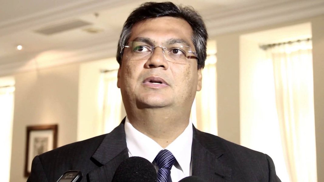 Durante reunião com o deputado estadual Cabo Campos, o governador Flávio Dino (PCdoB) debateu reivindicações de policiais e bombeiros militares e parcerias com a comunidade evangélica para a implementação de políticas contra as drogas; nos dois primeiros anos o governo registra número recorde de promoção de policiais, escalonamento, incorporação de 2.500 novos policiais e aquisição de novas viaturas (Foto: Voney Malta) Durante reunião com o deputado estadual Cabo Campos, o governador Flávio Dino (PCdoB) debateu reivindicações de policiais e bombeiros militares e parcerias com a comunidade evangélica para a implementação de políticas contra as drogas; nos dois primeiros anos o governo registra número recorde de promoção de policiais, escalonamento, incorporação de 2.500 novos policiais e aquisição de novas viaturas