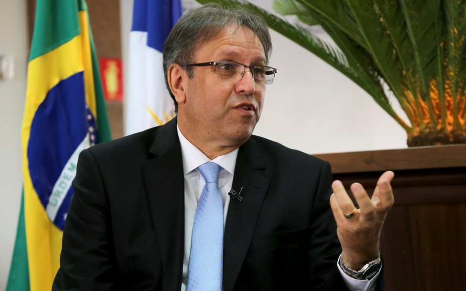 Governador Marcelo Miranda (PMDB) é um dos alvos da 5ª fase da operação Ápia, da Polícia Federal, deflagrada nesta sexta-feira, 18, para investigar desvio de dinheiro em obras públicas; Miranda foi intimado e deve ser ouvido nesta manhã por um ministro do Superior Tribunal de Justiça (STJ); além do governador, outro alvo da operação é o chefe do Ministério Público do Estado, o procurador-geral de Justiça Clenan Renaut de Melo Pereira; policiais federais foram à casa do procurador, onde cumprem mandado de busca e apreensão (Foto: Aquiles Lins) Governador Marcelo Miranda (PMDB) é um dos alvos da 5ª fase da operação Ápia, da Polícia Federal, deflagrada nesta sexta-feira, 18, para investigar desvio de dinheiro em obras públicas; Miranda foi intimado e deve ser ouvido nesta manhã por um ministro do Superior Tribunal de Justiça (STJ); além do governador, outro alvo da operação é o chefe do Ministério Público do Estado, o procurador-geral de Justiça Clenan Renaut de Melo Pereira; policiais federais foram à casa do procurador, onde cumprem mandado de busca e apreensão