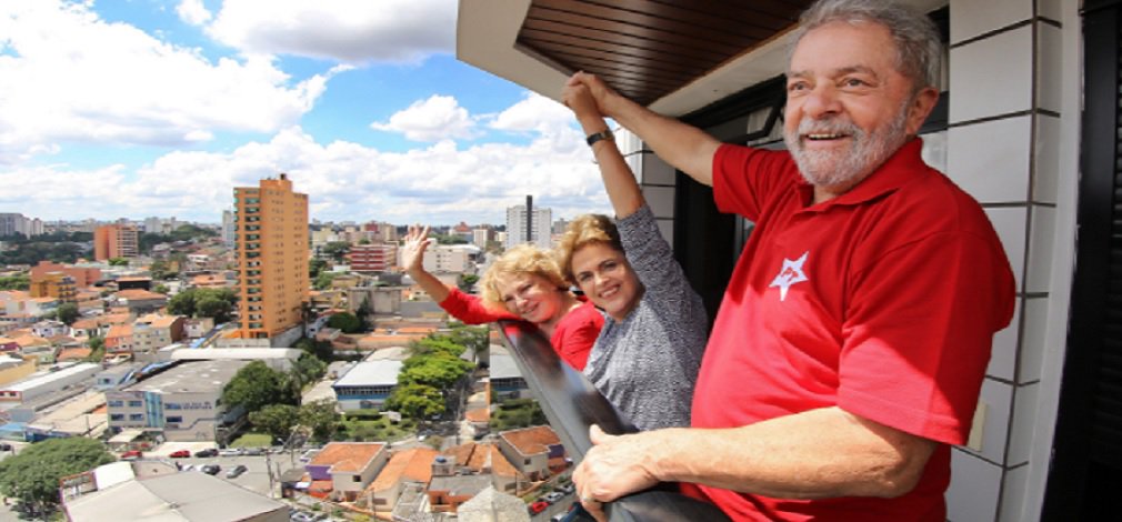 O juiz Hong Kou Hen, da 8ª Vara Federal de São Paulo, declarou como “não oficial” a viagem da presidente legítima Dilma Rousseff a São Bernardo do Campo, São Paulo, dia 5 de março de 2016, quando ela visitou o ex-presidente Luiz Inácio Lula da Silva; o encontro aconteceu um dia após Lula ter sido levado coercitivamente pela Polícia Federal para ser interrogado na Operação Lava Jato; "O deslocamento presidencial de Dilma Rousseff tampouco atendeu a qualquer interesse público”, justificou o juiz (Foto: José Barbacena) O juiz Hong Kou Hen, da 8ª Vara Federal de São Paulo, declarou como “não oficial” a viagem da presidente legítima Dilma Rousseff a São Bernardo do Campo, São Paulo, dia 5 de março de 2016, quando ela visitou o ex-presidente Luiz Inácio Lula da Silva; o encontro aconteceu um dia após Lula ter sido levado coercitivamente pela Polícia Federal para ser interrogado na Operação Lava Jato; "O deslocamento presidencial de Dilma Rousseff tampouco atendeu a qualquer interesse público”, justificou o juiz
