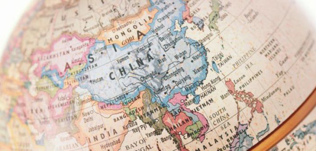 Marco Polo, mercador e explorador Veneziano, já no século XIII alertava aos ocidentais: a Ásia é o centro do mundo! Oitocentos anos depois, essa máxima nunca foi tão verdadeira; lar de três quintos da humanidade e das economias mais dinâmicas do planeta, o continente asiático tem no superlativo sua régua: não há região no globo que a rivalize em recursos de toda a ordem — humanos, financeiros e tecnológicos (Foto: Leonardo Lucena) Marco Polo, mercador e explorador Veneziano, já no século XIII alertava aos ocidentais: a Ásia é o centro do mundo! Oitocentos anos depois, essa máxima nunca foi tão verdadeira; lar de três quintos da humanidade e das economias mais dinâmicas do planeta, o continente asiático tem no superlativo sua régua: não há região no globo que a rivalize em recursos de toda a ordem — humanos, financeiros e tecnológicos