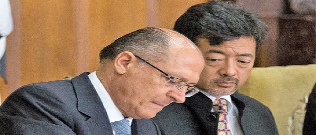 O Sindicato dos Agentes Fiscais de Renda do Estado de São Paulo (Sinafresp) entrou com uma ação na Justiça contra o secretário da Fazenda do governo de Geraldo Alckmin (PSDB), Hélcio Tokeshi; de acordo com a entidade, o titular da pasta autorizou o funcionário comissionado Rodrigo Gouvêa a trabalhar na função de chefe de gabinete da secretaria extraoficialmente, o que é ilegal, configurando improbidade administrativa (Foto: José Barbacena) O Sindicato dos Agentes Fiscais de Renda do Estado de São Paulo (Sinafresp) entrou com uma ação na Justiça contra o secretário da Fazenda do governo de Geraldo Alckmin (PSDB), Hélcio Tokeshi; de acordo com a entidade, o titular da pasta autorizou o funcionário comissionado Rodrigo Gouvêa a trabalhar na função de chefe de gabinete da secretaria extraoficialmente, o que é ilegal, configurando improbidade administrativa