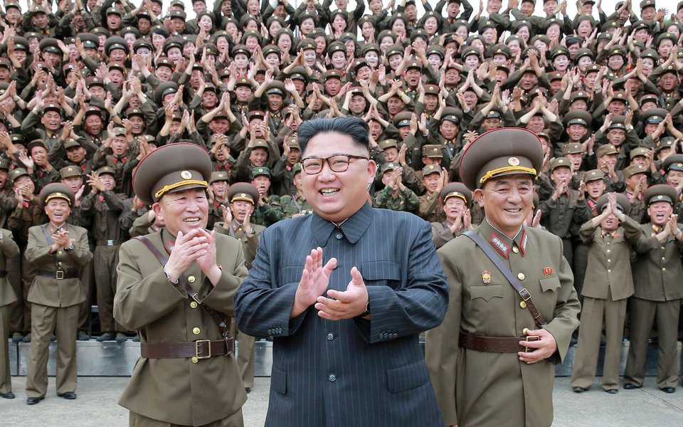 Cerca de 4.7 milhões de estudantes e trabalhadores da Coreia do Norte se ofereceram como voluntários para se alistar no exército desde que o líder do país, Kim Jong-un, ameaçou com represálias os EUA na semana passada; nos últimos seis dias, milhões de jovens, incluindo 1,22 milhão de mulheres voluntárias, decidiram se alistar no exército para proteger seu país da ameaça norte-american; situação na península da Coreia se agravou devido aos recentes lançamentos de mísseis de Pyongyang e testes nucleares, todos conduzidos em discordância com resoluções da ONU (Foto: Paulo Emílio) Cerca de 4.7 milhões de estudantes e trabalhadores da Coreia do Norte se ofereceram como voluntários para se alistar no exército desde que o líder do país, Kim Jong-un, ameaçou com represálias os EUA na semana passada; nos últimos seis dias, milhões de jovens, incluindo 1,22 milhão de mulheres voluntárias, decidiram se alistar no exército para proteger seu país da ameaça norte-american; situação na península da Coreia se agravou devido aos recentes lançamentos de mísseis de Pyongyang e testes nucleares, todos conduzidos em discordância com resoluções da ONU