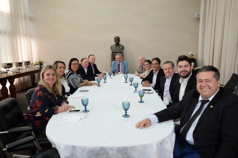 O presidente da Assembleia Legislativa da Bahia (ALBA), deputado Ângelo Coronel, diz que o governador Rui Costa "tem um coração bom" e vai atender aos pedidos da bancada do PSD para melhorar as ações nos municípios sob comando da legenda no estado; "Quem não quer um PSD tão grande no coração, que inclusive cabe no coração do peito do governador Rui Costa?", brincou Coronel em reunião reuniu na tarde desta quarta-feira com os parlamentares do PSD na Assembleia (Foto: Romulo Faro) O presidente da Assembleia Legislativa da Bahia (ALBA), deputado Ângelo Coronel, diz que o governador Rui Costa "tem um coração bom" e vai atender aos pedidos da bancada do PSD para melhorar as ações nos municípios sob comando da legenda no estado; "Quem não quer um PSD tão grande no coração, que inclusive cabe no coração do peito do governador Rui Costa?", brincou Coronel em reunião reuniu na tarde desta quarta-feira com os parlamentares do PSD na Assembleia