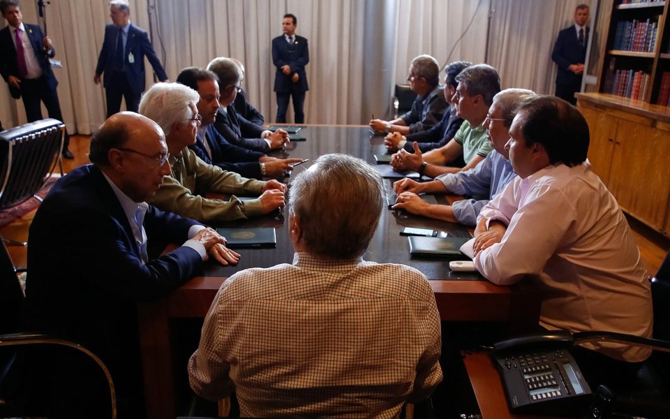 De acordo com a jornalista Andreia Sadi, o tema foi discutido por Michel Temer e membros da base aliada antes da reunião deste domingo no Palácio do Planalto; como a ideia da lista fechada perdeu força após a divulgação das delações premiadas da Odebrecht, "foi retomado ontem, então, o debate sobre a implantação do chamado "distritão" em 2018, no qual os candidatos mais votados para deputado são eleitos, independente do peso de seus partidos", diz; "Assim, argumentarão aos parlamentares, eles sobreviverão em 2018 e justificariam o fato de terem suas campanhas financiadas por um fundo constitucional gerido pelo Tribunal Superior Eleitoral", afirma (Foto: Paulo Emílio) De acordo com a jornalista Andreia Sadi, o tema foi discutido por Michel Temer e membros da base aliada antes da reunião deste domingo no Palácio do Planalto; como a ideia da lista fechada perdeu força após a divulgação das delações premiadas da Odebrecht, "foi retomado ontem, então, o debate sobre a implantação do chamado "distritão" em 2018, no qual os candidatos mais votados para deputado são eleitos, independente do peso de seus partidos", diz; "Assim, argumentarão aos parlamentares, eles sobreviverão em 2018 e justificariam o fato de terem suas campanhas financiadas por um fundo constitucional gerido pelo Tribunal Superior Eleitoral", afirma