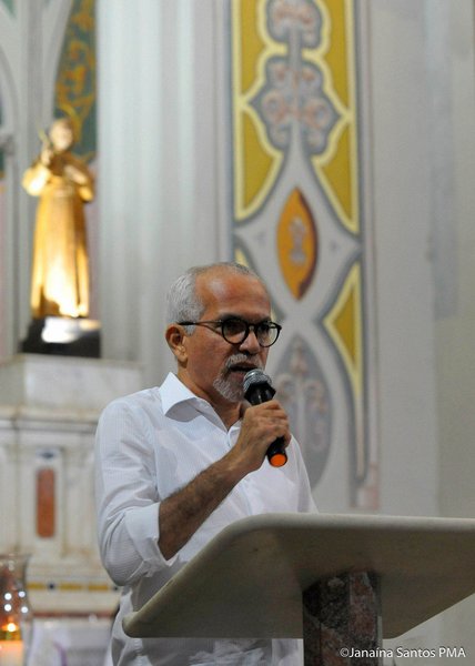 A Celebração da Esperança. Foi este o título escolhido para a Missa de 7° Dia de Maria de Lourdes Santana Nogueira, que ocorreu na Catedral Metropolitana de Aracaju; Os filhos de Dona Lourdes, o prefeito Edvaldo Nogueira e sua irmã Tereza Nogueira, além dos netos e amigos se reuniram em memória da matriarca da família, que faleceu no último domingo, 1°, aos 90 anos; prefeito falou sobre o que mais admirava em sua genitora: “Minha mãe era um ser especial. Ela era ética, solidária. Foi uma parteira, que fez mais de 4 mil partos em 45 anos de profissão. O sentimento da tristeza vai se transformando numa saudade imensa” (Foto: Leonardo Lucena) A Celebração da Esperança. Foi este o título escolhido para a Missa de 7° Dia de Maria de Lourdes Santana Nogueira, que ocorreu na Catedral Metropolitana de Aracaju; Os filhos de Dona Lourdes, o prefeito Edvaldo Nogueira e sua irmã Tereza Nogueira, além dos netos e amigos se reuniram em memória da matriarca da família, que faleceu no último domingo, 1°, aos 90 anos; prefeito falou sobre o que mais admirava em sua genitora: “Minha mãe era um ser especial. Ela era ética, solidária. Foi uma parteira, que fez mais de 4 mil partos em 45 anos de profissão. O sentimento da tristeza vai se transformando numa saudade imensa”