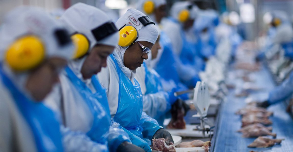 Empresa apresentou ao Conselho de Administração uma proposta de programa de desinvestimentos que permitiria levantar até R$ 6 bilhões, além do R$ 1 bilhão obtido com a venda das operações do grupo na Argentina, Paraguai e Uruguai; o programa proposto inclui a alienação da fatia de 19,2% na Vigor Alimentos e também da participação acionária na Moy Park, bem como a venda de ativos da Five Rivers Cattle Feeding e fazendas (Foto: Gisele Federicce) Empresa apresentou ao Conselho de Administração uma proposta de programa de desinvestimentos que permitiria levantar até R$ 6 bilhões, além do R$ 1 bilhão obtido com a venda das operações do grupo na Argentina, Paraguai e Uruguai; o programa proposto inclui a alienação da fatia de 19,2% na Vigor Alimentos e também da participação acionária na Moy Park, bem como a venda de ativos da Five Rivers Cattle Feeding e fazendas