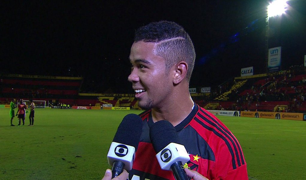 Atacante do Sport Club do Recife Edmar Ribeiro da Costa Júnior, conhecido como Juninho, foi detido pela polícia sob a suspeita de agredir a ex-noiva, na madrugada desta segunda-feira (9); segundo o depoimento da vítima, que preferiu não ser identificada, Juninho a teria ameaçado com uma faca e a trancado em um dos quartos do seu apartamento, no bairro de Boa Viagem, na Zona Sul do Recife; advogado do atleta nega a acusação e diz que jovem já havia ameaçado destruir a carreira de Juninho anteriormente por não aceitar o fim do relacionamento (Foto: Paulo Emílio) Atacante do Sport Club do Recife Edmar Ribeiro da Costa Júnior, conhecido como Juninho, foi detido pela polícia sob a suspeita de agredir a ex-noiva, na madrugada desta segunda-feira (9); segundo o depoimento da vítima, que preferiu não ser identificada, Juninho a teria ameaçado com uma faca e a trancado em um dos quartos do seu apartamento, no bairro de Boa Viagem, na Zona Sul do Recife; advogado do atleta nega a acusação e diz que jovem já havia ameaçado destruir a carreira de Juninho anteriormente por não aceitar o fim do relacionamento