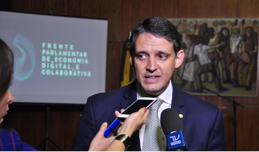 Devido à sua atuação parlamentar a favor da inovação e do avanço das novas tecnologias, o deputado federal Thiago Peixoto (PSD-GO) participou esta semana de eventos de empresas mundiais gigantes do setor de Economia Digital; em São Paulo, o presidente da Frente Parlamentar de Economia Digital e Colaborativa esteve com startups brasileiras no Google Campus e, em Brasília, participou de um evento da Intel sobre a tecnologia 5G, que promete revolucionar a chamada Internet das Coisas (Foto: José Barbacena) Devido à sua atuação parlamentar a favor da inovação e do avanço das novas tecnologias, o deputado federal Thiago Peixoto (PSD-GO) participou esta semana de eventos de empresas mundiais gigantes do setor de Economia Digital; em São Paulo, o presidente da Frente Parlamentar de Economia Digital e Colaborativa esteve com startups brasileiras no Google Campus e, em Brasília, participou de um evento da Intel sobre a tecnologia 5G, que promete revolucionar a chamada Internet das Coisas