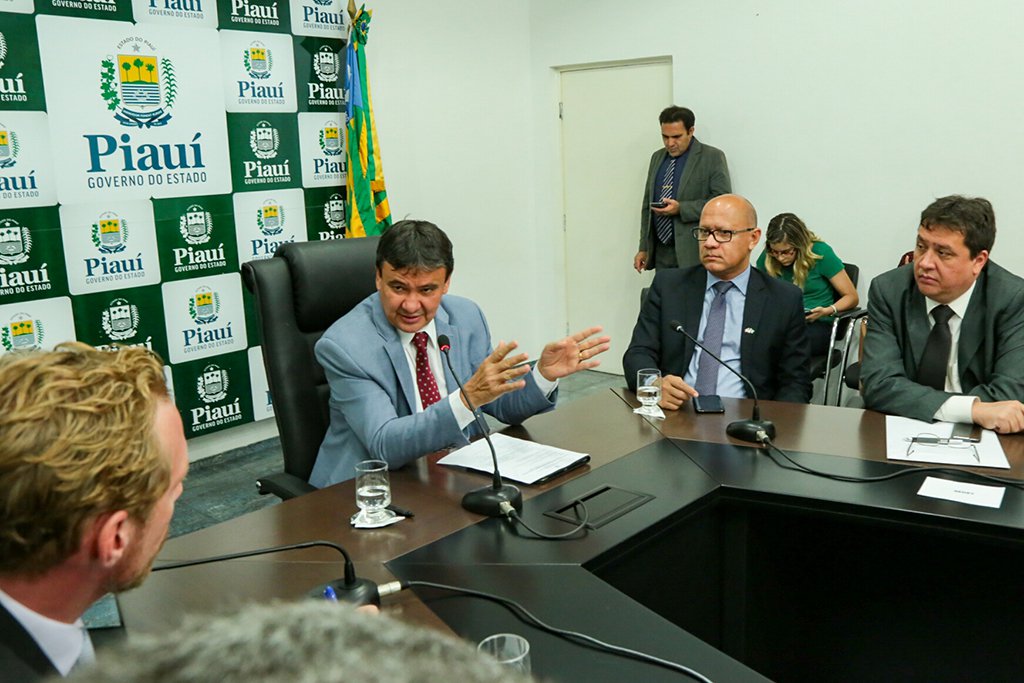 O governador Wellington Dias recebeu, no Palácio de Karnak, a visita de representantes da Embaixada e do Consulado do Canadá no Brasil; em pauta, o interesse de empresas canadenses em manter parcerias com a iniciativa privada e também PPP's com o Piauí; “Pesquisamos alguns critérios que gostaríamos de investir no Brasil. Na perspectiva das PPPs, o Piauí está bem à frente de outros estados, o que permite entrar num estágio avançado de discussão”, pontuou Márcio Francesquine, do Consulado Canadense para Comércio Exterior e Desenvolvimento, que esteve acompanhado de Jason Reeve, da Embaixada do Canadá (Foto: Leonardo Lucena) O governador Wellington Dias recebeu, no Palácio de Karnak, a visita de representantes da Embaixada e do Consulado do Canadá no Brasil; em pauta, o interesse de empresas canadenses em manter parcerias com a iniciativa privada e também PPP's com o Piauí; “Pesquisamos alguns critérios que gostaríamos de investir no Brasil. Na perspectiva das PPPs, o Piauí está bem à frente de outros estados, o que permite entrar num estágio avançado de discussão”, pontuou Márcio Francesquine, do Consulado Canadense para Comércio Exterior e Desenvolvimento, que esteve acompanhado de Jason Reeve, da Embaixada do Canadá