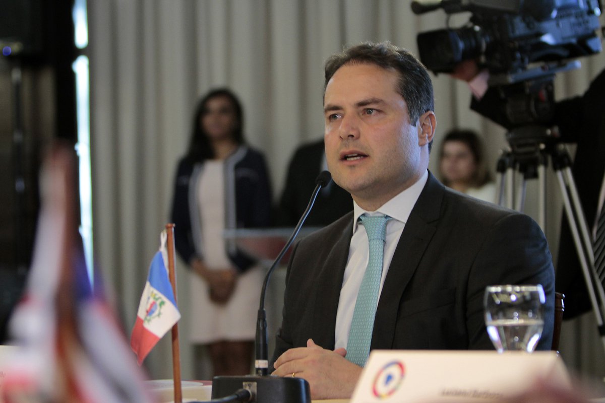 O governador Renan Filho (PMDB) enviou mensagem ao Legislativo solicitando autorização de abertura de crédito de quase R$ 32 milhões para investimento em presídios alagoanos; recurso será destinado "a aprimorar a infraestrutura do sistema prisional e construir unidades prisionais, garantindo melhores condições de trabalho para os servidores, assim como possibilitar mais segurança aos reeducandos" (Foto: Voney Malta) O governador Renan Filho (PMDB) enviou mensagem ao Legislativo solicitando autorização de abertura de crédito de quase R$ 32 milhões para investimento em presídios alagoanos; recurso será destinado "a aprimorar a infraestrutura do sistema prisional e construir unidades prisionais, garantindo melhores condições de trabalho para os servidores, assim como possibilitar mais segurança aos reeducandos"