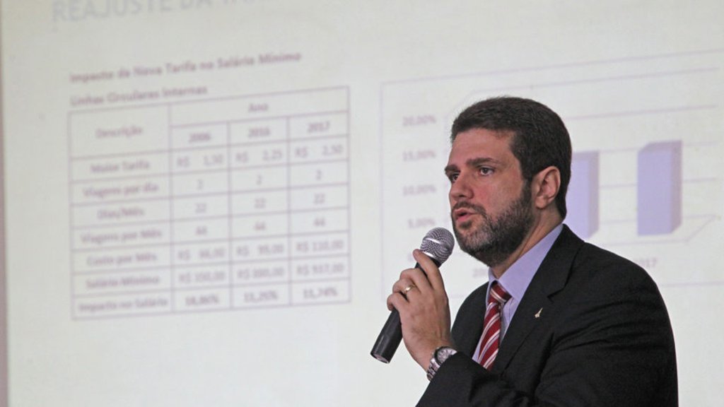 O secretário de Mobilidade do Distrito Federal, Fábio Damasceno, afirmou ser "muito difícil" conceder o aumento acima da inflação, como pedem os rodoviários; a categoria entrou em greve em busca de um reajuste cerca de 10% nos salários e recebeu um aumento de 4% em julho, para cobrir a inflação; "Não acho que é impossível, mas é muito difícil. Temos um problema econômico nacional e isso reflete no custo do sistema", disse o titular da pasta (Foto: Leonardo Lucena) O secretário de Mobilidade do Distrito Federal, Fábio Damasceno, afirmou ser "muito difícil" conceder o aumento acima da inflação, como pedem os rodoviários; a categoria entrou em greve em busca de um reajuste cerca de 10% nos salários e recebeu um aumento de 4% em julho, para cobrir a inflação; "Não acho que é impossível, mas é muito difícil. Temos um problema econômico nacional e isso reflete no custo do sistema", disse o titular da pasta