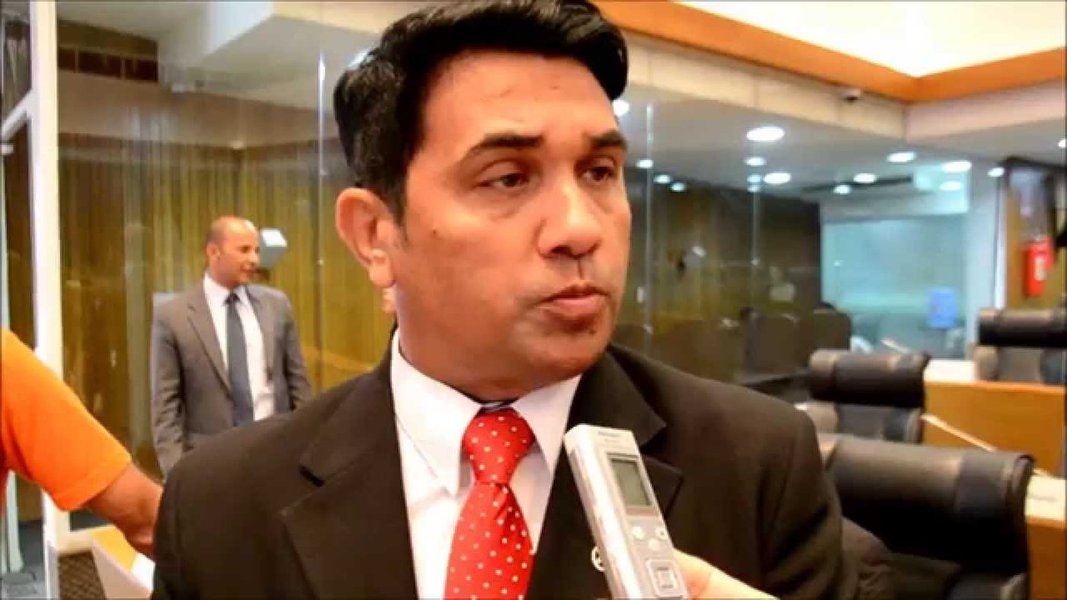 O deputado Marcos Caldas, solicitou que a Mesa Diretora da Assembleia Legislativa encaminhe para a Comissão de Ética da Casa a denúncia formulada por ele de que o deputado Wellington do Curso (PP) mentiu e quebrou o decoro parlamentar ao usar a Internet para fazer falsa acusação; Wellington faltou com a verdade ao apresentar a escola que consta na relação a executar como se estivesse da lista de executadas; “Quero fazer esta denúncia aqui, verbal, para que a Comissão de Ética apure essa mentira do deputado Wellington”, observou Caldas (Foto: Leonardo Lucena) O deputado Marcos Caldas, solicitou que a Mesa Diretora da Assembleia Legislativa encaminhe para a Comissão de Ética da Casa a denúncia formulada por ele de que o deputado Wellington do Curso (PP) mentiu e quebrou o decoro parlamentar ao usar a Internet para fazer falsa acusação; Wellington faltou com a verdade ao apresentar a escola que consta na relação a executar como se estivesse da lista de executadas; “Quero fazer esta denúncia aqui, verbal, para que a Comissão de Ética apure essa mentira do deputado Wellington”, observou Caldas