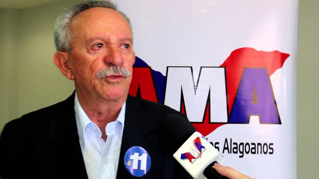Horas antes da decisão que classificou o CSA à série do Campeonato Brasileiro de Futebol, o senador Benedito de Lira (PP-AL) divulgou um vídeo prometendo que vai tentar o patrocínio da Caixa Econômica para o clube; o senador deve disputar à reeleição em 2018 (Foto: Voney Malta) Horas antes da decisão que classificou o CSA à série do Campeonato Brasileiro de Futebol, o senador Benedito de Lira (PP-AL) divulgou um vídeo prometendo que vai tentar o patrocínio da Caixa Econômica para o clube; o senador deve disputar à reeleição em 2018