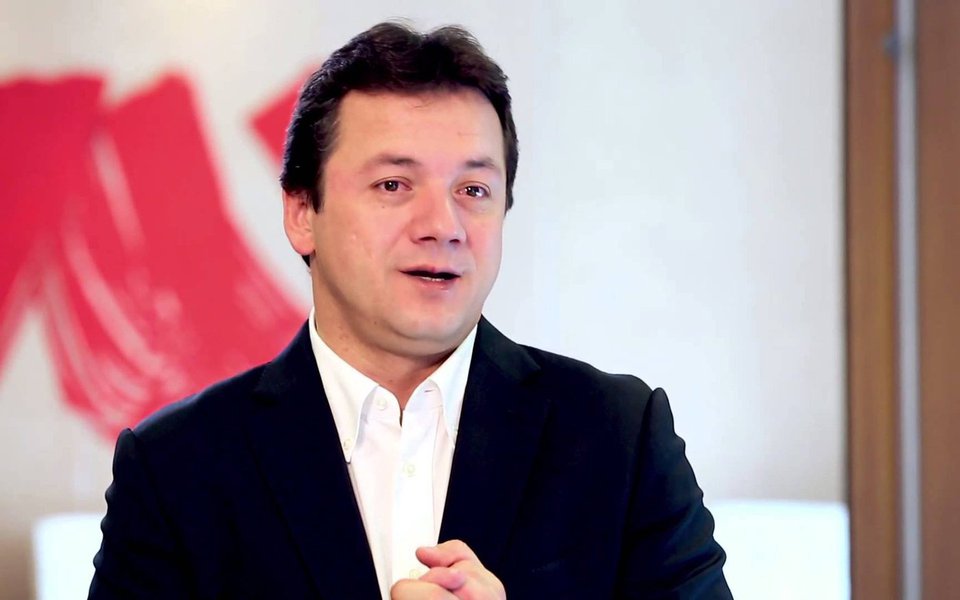 O BNDES está tentando tirar o empresário e presidente-executivo da JBS, Wesley Batista, do comando do grupo; o motivo é o acordo de delação premiada do empresário que expôs o pagamento de propinas a políticos e resultou em uma queda de 28% no valor das ações da empresa; Michel Temer chegou a ser gravado pelo irmão de Wesley, Joesley Batista, negociando o silêncio do ex-deputado Eduardo Cunha; Wesley sugeriu que está aberto a demitir-se uma vez que conclua uma lista de negócios em sua agenda; BNDES, que tem uma participação de 21% por cento na JBS, poderia solicitar à CVM que proíba os Batistas de votarem na assembleia de 1º de setembro (Foto: Paulo Emílio) O BNDES está tentando tirar o empresário e presidente-executivo da JBS, Wesley Batista, do comando do grupo; o motivo é o acordo de delação premiada do empresário que expôs o pagamento de propinas a políticos e resultou em uma queda de 28% no valor das ações da empresa; Michel Temer chegou a ser gravado pelo irmão de Wesley, Joesley Batista, negociando o silêncio do ex-deputado Eduardo Cunha; Wesley sugeriu que está aberto a demitir-se uma vez que conclua uma lista de negócios em sua agenda; BNDES, que tem uma participação de 21% por cento na JBS, poderia solicitar à CVM que proíba os Batistas de votarem na assembleia de 1º de setembro