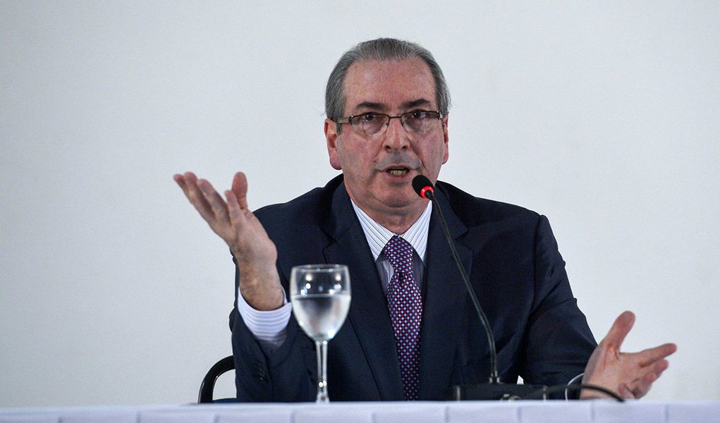 Editora Record entrou com recurso no Tribunal de Justiça do Rio de Janeiro (TJRJ) solicitando a liberação do livro Diário de Cadeia, uma ficção narrada em primeira pessoa por um personagem chamado Eduardo Cunha, que vem a ser homônimo do deputado cassado que foi preso em setembro do ano passado na Operação Lava Jato e pretende lançar, em breve, um livro sobre os bastidores do impeachment da presidente Dilma Rousseff; editora argumenta que jamais divulgou que o livro é uma autobiografia e que deixou claro na capa da edição que trata-se de um pseudônimo (Foto: Aquiles Lins) Editora Record entrou com recurso no Tribunal de Justiça do Rio de Janeiro (TJRJ) solicitando a liberação do livro Diário de Cadeia, uma ficção narrada em primeira pessoa por um personagem chamado Eduardo Cunha, que vem a ser homônimo do deputado cassado que foi preso em setembro do ano passado na Operação Lava Jato e pretende lançar, em breve, um livro sobre os bastidores do impeachment da presidente Dilma Rousseff; editora argumenta que jamais divulgou que o livro é uma autobiografia e que deixou claro na capa da edição que trata-se de um pseudônimo