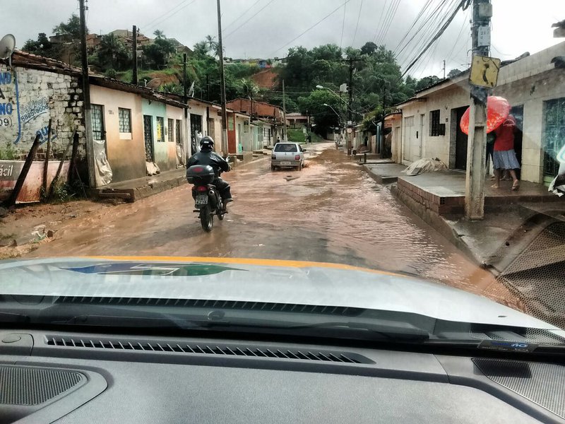 Três em cada quatro alagoanos da zona urbana (74%) vivem em moradias que não têm coleta e tratamento de esgoto, segundo consta no Atlas Esgotos - Despoluição de Bacias Hidrográficas, divulgado pela Agência Nacional de Águas (ANA); números mostram que, de uma população urbana que 2,4 milhões de habitantes, Alagoas só atende a 26% deste total com coleta de esgoto e só 17% com o devido tratamento destes resíduos; em relação ao Nordeste, Alagoas figura entre os três estados com a pior cobertura; fica na frente apenas do Piauíe do Maranhão (Foto: Voney Malta) Três em cada quatro alagoanos da zona urbana (74%) vivem em moradias que não têm coleta e tratamento de esgoto, segundo consta no Atlas Esgotos - Despoluição de Bacias Hidrográficas, divulgado pela Agência Nacional de Águas (ANA); números mostram que, de uma população urbana que 2,4 milhões de habitantes, Alagoas só atende a 26% deste total com coleta de esgoto e só 17% com o devido tratamento destes resíduos; em relação ao Nordeste, Alagoas figura entre os três estados com a pior cobertura; fica na frente apenas do Piauíe do Maranhão