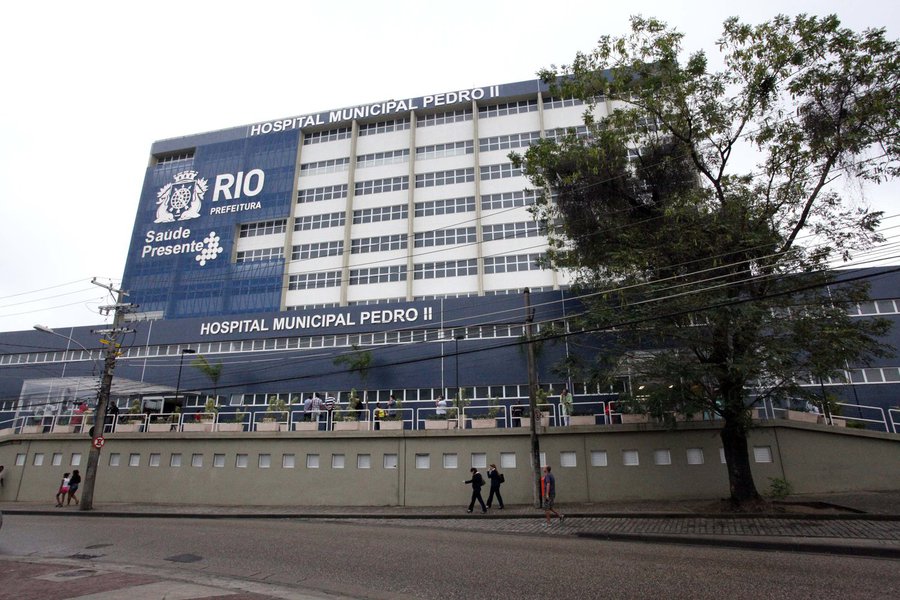 A ação civil pública anunciada pelo Ministério Público do Rio, para a recuperação de mais de R$ 50 milhões desviados de hospitais do município, pede o bloqueio de bens de 64 pessoas, inclusive os ex-secretários municipais de Eduardo Paes, Hans Dohmann e Daniel Soranz; os dois são acusados de omissão na fiscalização da Organização Social Biotech, que administrou os Hospitais Pedro II, na Zona Oeste, e o Hospital de Acari, na Zona Norte; a organização teria recebido R$ 570 milhões da Prefeitura para a administração das duas clínicas (Foto: Leonardo Lucena) A ação civil pública anunciada pelo Ministério Público do Rio, para a recuperação de mais de R$ 50 milhões desviados de hospitais do município, pede o bloqueio de bens de 64 pessoas, inclusive os ex-secretários municipais de Eduardo Paes, Hans Dohmann e Daniel Soranz; os dois são acusados de omissão na fiscalização da Organização Social Biotech, que administrou os Hospitais Pedro II, na Zona Oeste, e o Hospital de Acari, na Zona Norte; a organização teria recebido R$ 570 milhões da Prefeitura para a administração das duas clínicas