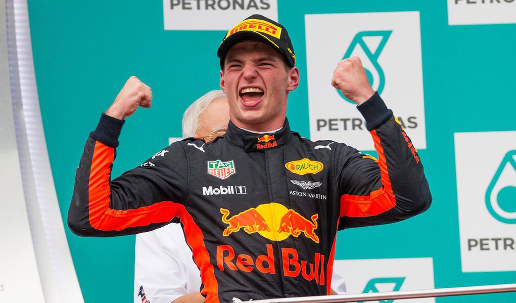 Max Verstappen, da Red Bull, venceu o Grande Prêmio da Malásia na manhã deste domingo; o inglês Lewis Hamilton, chegou em segundo lugar, mas ampliou sua liderança no campeonato mundial de Fórmula 1 para 34 pontos com sua Mercedes; Sebastian Vettel, da Ferrari, que também disputa o título, limitou os danos após largar em último e chegar em quarto lugar (Foto: Giuliana Miranda) Max Verstappen, da Red Bull, venceu o Grande Prêmio da Malásia na manhã deste domingo; o inglês Lewis Hamilton, chegou em segundo lugar, mas ampliou sua liderança no campeonato mundial de Fórmula 1 para 34 pontos com sua Mercedes; Sebastian Vettel, da Ferrari, que também disputa o título, limitou os danos após largar em último e chegar em quarto lugar
