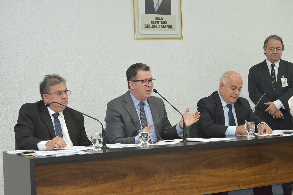 O novo secretário estadual da Fazenda, João Furtado, participou de audiência na Assembleia Legislativa; em entrevista após a apresentação do resultado das metas fiscais do Governo referente ao primeiro quadrimestre do ano, Furtado ressaltou o crescimento nominal da receita do Estado, porém defendeu o contingenciamento superior a R$ 1 bilhão e ressaltou que o Executivo realize novas economias de despesas que seriam feitas agora a partir do adiamento delas para um outro momento; “O que nós estamos fazendo é dando cumprimento à PEC do Teto de Gastos, que foi votada este ano. Nossa atenção é para o limite de gastos de 2016 que pauta os gastos de 2017. Se houver frustação da receita nós vamos reduzir ainda mais os gastos com custeio” (Foto: José Barbacena) O novo secretário estadual da Fazenda, João Furtado, participou de audiência na Assembleia Legislativa; em entrevista após a apresentação do resultado das metas fiscais do Governo referente ao primeiro quadrimestre do ano, Furtado ressaltou o crescimento nominal da receita do Estado, porém defendeu o contingenciamento superior a R$ 1 bilhão e ressaltou que o Executivo realize novas economias de despesas que seriam feitas agora a partir do adiamento delas para um outro momento; “O que nós estamos fazendo é dando cumprimento à PEC do Teto de Gastos, que foi votada este ano. Nossa atenção é para o limite de gastos de 2016 que pauta os gastos de 2017. Se houver frustação da receita nós vamos reduzir ainda mais os gastos com custeio”