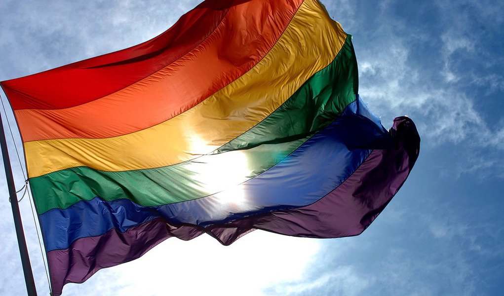 A Justiça Federal do Distrito Federal proferiu, na última sexta-feira (15), uma decisão liminar que abre caminho para a chamada “cura gay”: pela decisão, profissionais de psicologia poderiam atender homossexuais e utilizar “terapias de reversão sexual”; juiz Waldemar Cláudio de Carvalho acatou parcialmente uma ação popular contra a Resolução 01/99 do Conselho Federal de Psicologia (CFP) que orienta os profissionais da área a atuar nas questões relativas à orientação sexual. Na resolução, as “terapias de reversão sexual” são proibidas, visto que que desde 1990 a homossexualidade deixou de ser considerada doença pela Organização Mundial da Saúde (Foto: Aquiles Lins) A Justiça Federal do Distrito Federal proferiu, na última sexta-feira (15), uma decisão liminar que abre caminho para a chamada “cura gay”: pela decisão, profissionais de psicologia poderiam atender homossexuais e utilizar “terapias de reversão sexual”; juiz Waldemar Cláudio de Carvalho acatou parcialmente uma ação popular contra a Resolução 01/99 do Conselho Federal de Psicologia (CFP) que orienta os profissionais da área a atuar nas questões relativas à orientação sexual. Na resolução, as “terapias de reversão sexual” são proibidas, visto que que desde 1990 a homossexualidade deixou de ser considerada doença pela Organização Mundial da Saúde