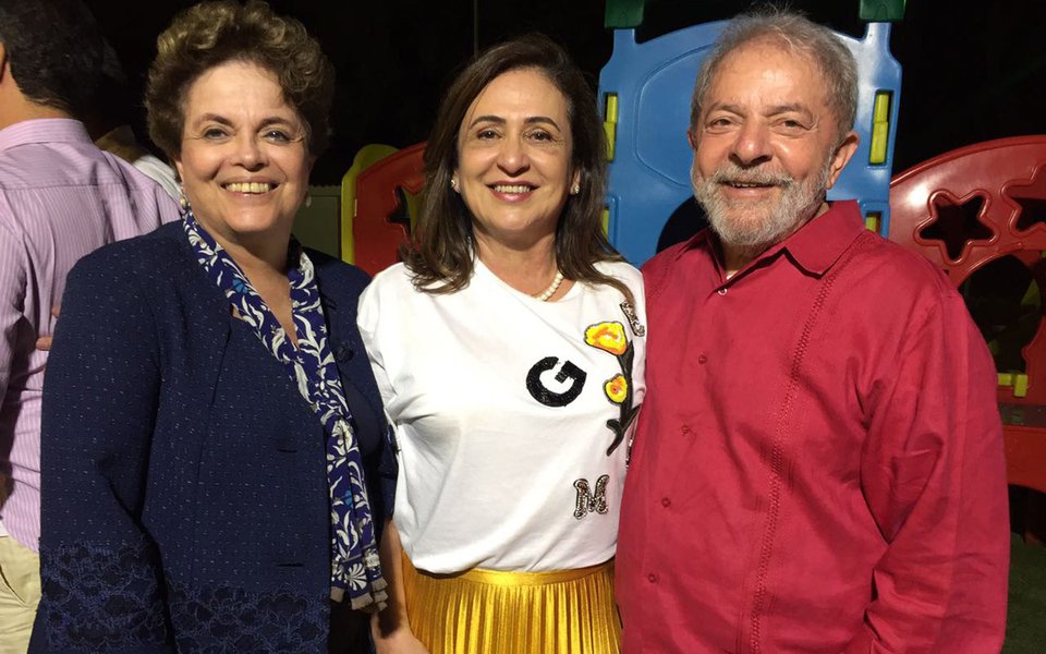 Ex-presidente Luiz Inácio Lula da Silva declarou apoio à candidatura da senadora Kátia Abreu (PMDB) a governadora do Tocantins nas eleições do próximo ano; informação é do jornalista Luiz Armando Costa; Kátia se reuniu no sábado, 19, em Salvador, com Lula e com a presidente legítima Dilma Rousseff e com o governador da Bahia, Rui Costa (PT); "Não preciso me unir a partidos apenas por tempo de televisão na campanha eleitoral. Continuo no PMDB, mas quero fazer alianças com todos os partidos que possam contribuir para a reconstrução do meu estado, principalmente aqueles que têm experiências exitosas em desenvolvimento social e econômico˜, afirmou a senadora (Foto: Aquiles Lins) Ex-presidente Luiz Inácio Lula da Silva declarou apoio à candidatura da senadora Kátia Abreu (PMDB) a governadora do Tocantins nas eleições do próximo ano; informação é do jornalista Luiz Armando Costa; Kátia se reuniu no sábado, 19, em Salvador, com Lula e com a presidente legítima Dilma Rousseff e com o governador da Bahia, Rui Costa (PT); "Não preciso me unir a partidos apenas por tempo de televisão na campanha eleitoral. Continuo no PMDB, mas quero fazer alianças com todos os partidos que possam contribuir para a reconstrução do meu estado, principalmente aqueles que têm experiências exitosas em desenvolvimento social e econômico˜, afirmou a senadora