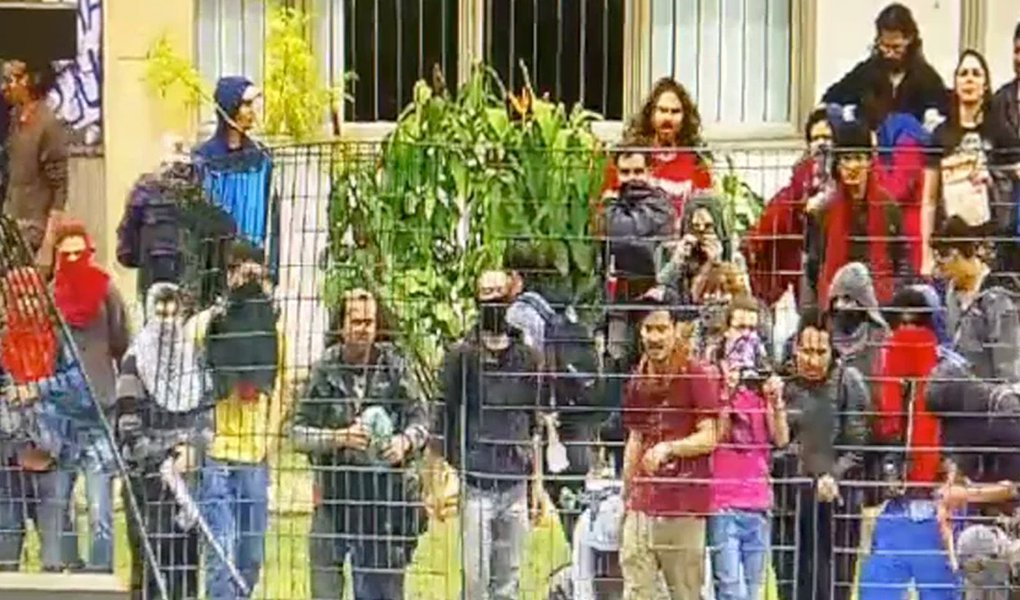Três estudantes da Universidade de São Paulo podem ser expulsos da universidade por conta de um decreto editado em 1972, ainda durante o regime militar; os estudantes são acusados de violar a moral e os bons costumes, em protesto em 28 de maio contra o governo de Michel Temer, durante uma greve geral na USP (Foto: Charles Nisz) Três estudantes da Universidade de São Paulo podem ser expulsos da universidade por conta de um decreto editado em 1972, ainda durante o regime militar; os estudantes são acusados de violar a moral e os bons costumes, em protesto em 28 de maio contra o governo de Michel Temer, durante uma greve geral na USP