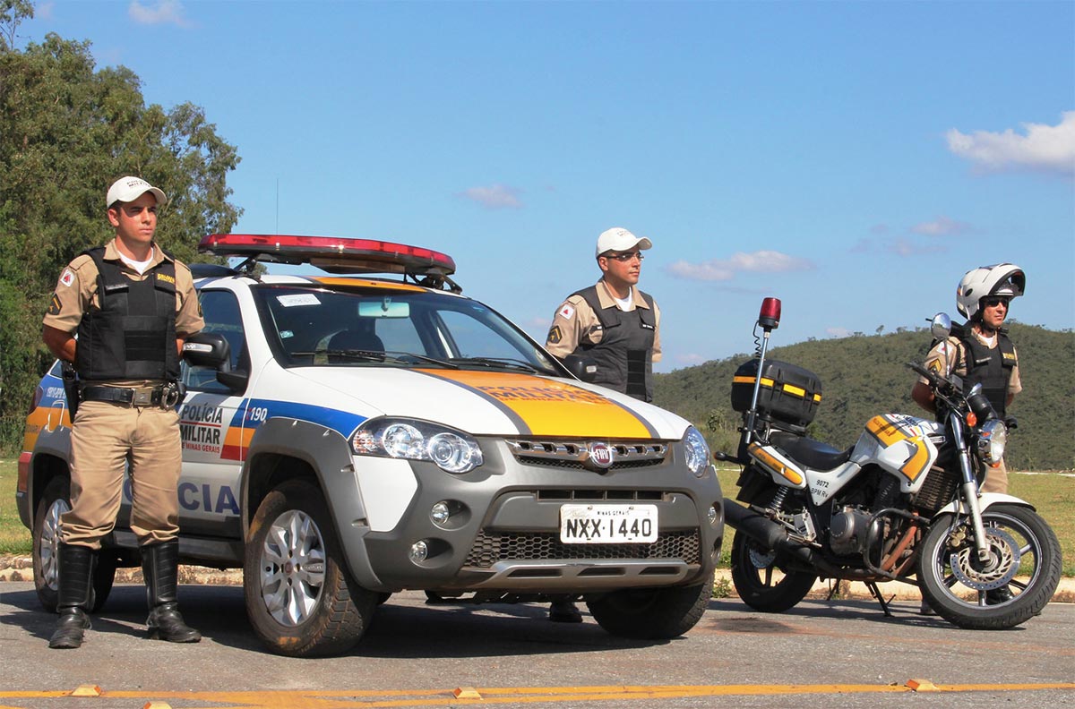 O comandante-geral da PM-MG, coronel Helbert Figueiró de Lourdes, apresentou para empresários e entidades de classe de diversos setores o projeto Segurança Comunitária, que será iniciado em Belo Horizonte e prevê uma maior aproximação do trabalho da PM junto ao cidadão e a comunidade; a proposta prevê a divisão da capital mineira em 86 territórios, onde serão instaladas bases comunitárias, constituídas por uma van, equipada com câmeras de videomonitoramento, rádios digitais e equipamentos de segurança (Foto: Leonardo Lucena) O comandante-geral da PM-MG, coronel Helbert Figueiró de Lourdes, apresentou para empresários e entidades de classe de diversos setores o projeto Segurança Comunitária, que será iniciado em Belo Horizonte e prevê uma maior aproximação do trabalho da PM junto ao cidadão e a comunidade; a proposta prevê a divisão da capital mineira em 86 territórios, onde serão instaladas bases comunitárias, constituídas por uma van, equipada com câmeras de videomonitoramento, rádios digitais e equipamentos de segurança