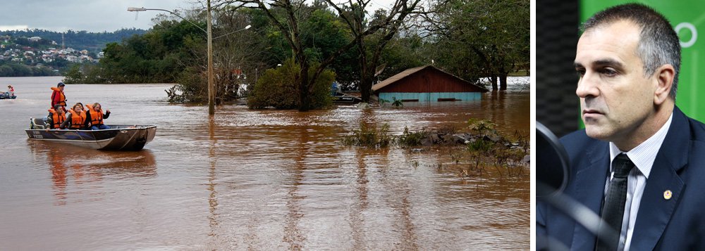 O subchefe da Defesa Civil, Jarbas Ávila, alertou que o índice de chuvas deve aumentar nos próximos três meses no estado; prognóstico climático entregue pela Secretaria do Ambiente foi citado pelo tenente-coronel; "O estudo indica aumento tanto no índice das chuvas quanto na temperatura. Apesar de ainda não podermos afirmar que estamos sob efeito do El Niño, observamos um direcionamento para que este fenômeno ocorra", sinalizou; desde o início das chuvas na semana passada, foram identificados danos em 60 municípios, com 516 famílias desalojadas e 28 cidades decretaram situação de emergência (Foto: Leonardo Lucena) O subchefe da Defesa Civil, Jarbas Ávila, alertou que o índice de chuvas deve aumentar nos próximos três meses no estado; prognóstico climático entregue pela Secretaria do Ambiente foi citado pelo tenente-coronel; "O estudo indica aumento tanto no índice das chuvas quanto na temperatura. Apesar de ainda não podermos afirmar que estamos sob efeito do El Niño, observamos um direcionamento para que este fenômeno ocorra", sinalizou; desde o início das chuvas na semana passada, foram identificados danos em 60 municípios, com 516 famílias desalojadas e 28 cidades decretaram situação de emergência