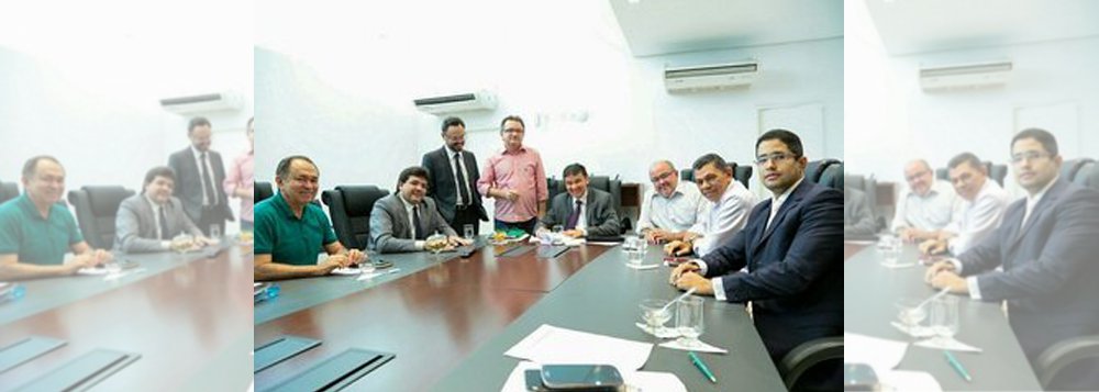 Em reunião com seu secretariado, o governador Wellington Dias realizou um balanço da atual situação do Estado e a aplicação do Ativo Verde, lei já aprovada na Assembleia Legislativa que incentiva o setor produtivo a proteger as florestas do estado; "Essa iniciativa dá ao Estado uma nova estrutura de manter em pé as reservas e as florestas nativas, na contramão, inclusive, do que vai o Brasil. O objetivo é de que em todas as regiões, em um modelo a partir do Acordo de Paris, que hoje é lei no Brasil, para cada hectare preservado termos uma certificação", explica (Foto: Leonardo Lucena) Em reunião com seu secretariado, o governador Wellington Dias realizou um balanço da atual situação do Estado e a aplicação do Ativo Verde, lei já aprovada na Assembleia Legislativa que incentiva o setor produtivo a proteger as florestas do estado; "Essa iniciativa dá ao Estado uma nova estrutura de manter em pé as reservas e as florestas nativas, na contramão, inclusive, do que vai o Brasil. O objetivo é de que em todas as regiões, em um modelo a partir do Acordo de Paris, que hoje é lei no Brasil, para cada hectare preservado termos uma certificação", explica