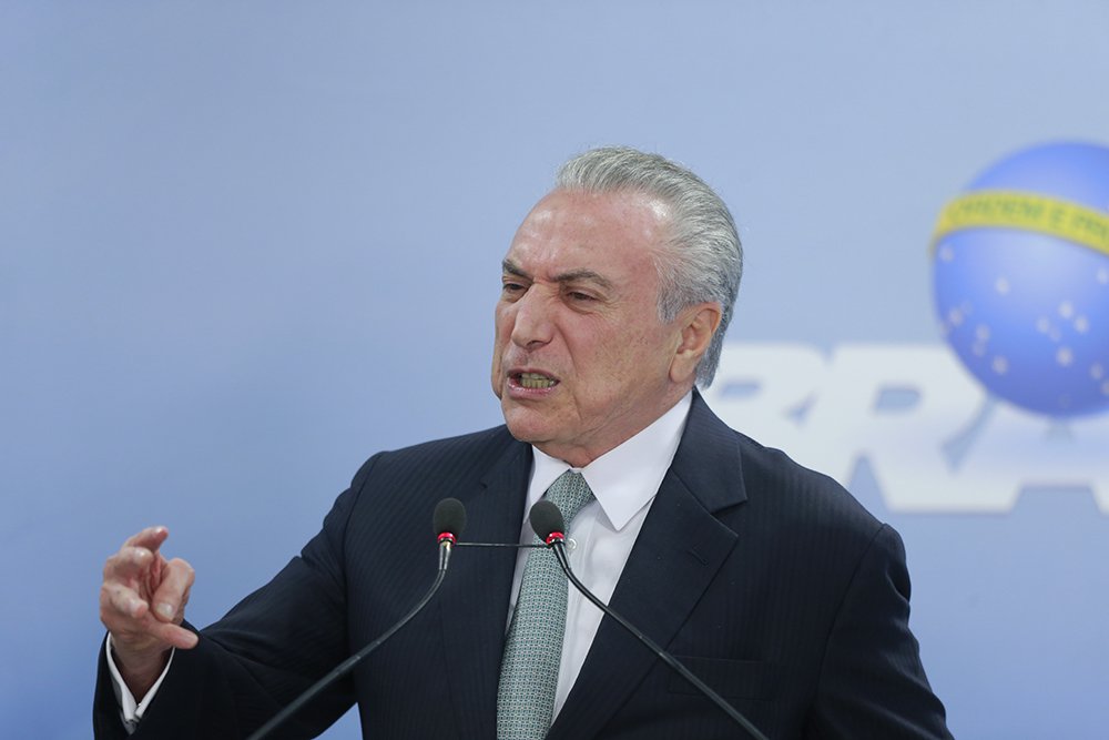 Um ano depois do golpe parlamentar que o fez ascender à presidência da República, Michel Temer já planeja mais um: ele está 'disposto a fazer um teste parlamentarista' em seu governo. Temer quer incentivar campanha em favor de uma proposta de emenda à Constituição (PEC) para adotar o parlamentarismo, a partir de 2019, com uma "cláusula de transição" que permita instalar o novo sistema no fim do ano que vem; a ideia de nomear um primeiro-ministro no segundo semestre de 2018 tem sido discutida nos bastidores do Palácio do Planalto; embasada pela crise política, diante de um cenário marcado pelo desgaste dos grandes partidos e de seus pré-candidatos nas próximas eleições, a estratégia é bem aceita por dirigentes do PMDB, mas não há consenso no PSDB (Foto: Romulo Faro) Um ano depois do golpe parlamentar que o fez ascender à presidência da República, Michel Temer já planeja mais um: ele está 'disposto a fazer um teste parlamentarista' em seu governo. Temer quer incentivar campanha em favor de uma proposta de emenda à Constituição (PEC) para adotar o parlamentarismo, a partir de 2019, com uma "cláusula de transição" que permita instalar o novo sistema no fim do ano que vem; a ideia de nomear um primeiro-ministro no segundo semestre de 2018 tem sido discutida nos bastidores do Palácio do Planalto; embasada pela crise política, diante de um cenário marcado pelo desgaste dos grandes partidos e de seus pré-candidatos nas próximas eleições, a estratégia é bem aceita por dirigentes do PMDB, mas não há consenso no PSDB