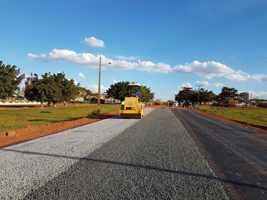 O governador Marconi Perillo determinou à Agetop urgência na restauração de três rodovias estaduais; as GOs 309, 174 e 060 são importantes rotas do turismo goiano e do escoamento da safra produzida no Estado; total de investimentos nas três obras é de R$ 141 milhões e 500 mil, com recursos oriundos do Programa Goiás na Frente; de acordo com os dados do Programa Goiás na Frente, idealizado por Marconi, dos R$ 6,1 bilhões que serão investidos pelo governo estadual em diversas áreas ao longo dos próximos dois anos, R$ 2,2 bilhões estão destinados à construção, duplicação, restauração e manutenção das rodovias estaduais (Foto: José Barbacena) O governador Marconi Perillo determinou à Agetop urgência na restauração de três rodovias estaduais; as GOs 309, 174 e 060 são importantes rotas do turismo goiano e do escoamento da safra produzida no Estado; total de investimentos nas três obras é de R$ 141 milhões e 500 mil, com recursos oriundos do Programa Goiás na Frente; de acordo com os dados do Programa Goiás na Frente, idealizado por Marconi, dos R$ 6,1 bilhões que serão investidos pelo governo estadual em diversas áreas ao longo dos próximos dois anos, R$ 2,2 bilhões estão destinados à construção, duplicação, restauração e manutenção das rodovias estaduais