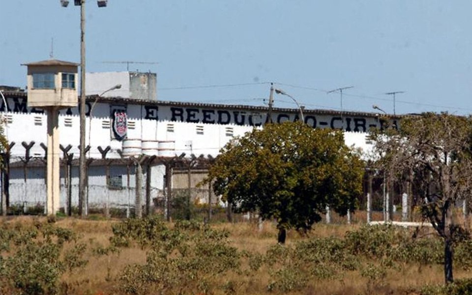 O órgão tem como objetivo monitorar por 24 horas presidiários do regime semiaberto que usam tornozeleira eletrônica; a princípio serão 175 pessoas monitoradas no centro, de acordo com informações da Subsecretaria de Sistema Penitenciário; o serviço era prometido para agosto; o governo informou que o contrato prevê o monitoramento de 6 mil presos à medida que a Justiça autorize o uso do equipamento; mas a empresa afirmou que que até o momento foi disponibilizado dinheiro apenas para 175 (Foto: Leonardo Lucena) O órgão tem como objetivo monitorar por 24 horas presidiários do regime semiaberto que usam tornozeleira eletrônica; a princípio serão 175 pessoas monitoradas no centro, de acordo com informações da Subsecretaria de Sistema Penitenciário; o serviço era prometido para agosto; o governo informou que o contrato prevê o monitoramento de 6 mil presos à medida que a Justiça autorize o uso do equipamento; mas a empresa afirmou que que até o momento foi disponibilizado dinheiro apenas para 175