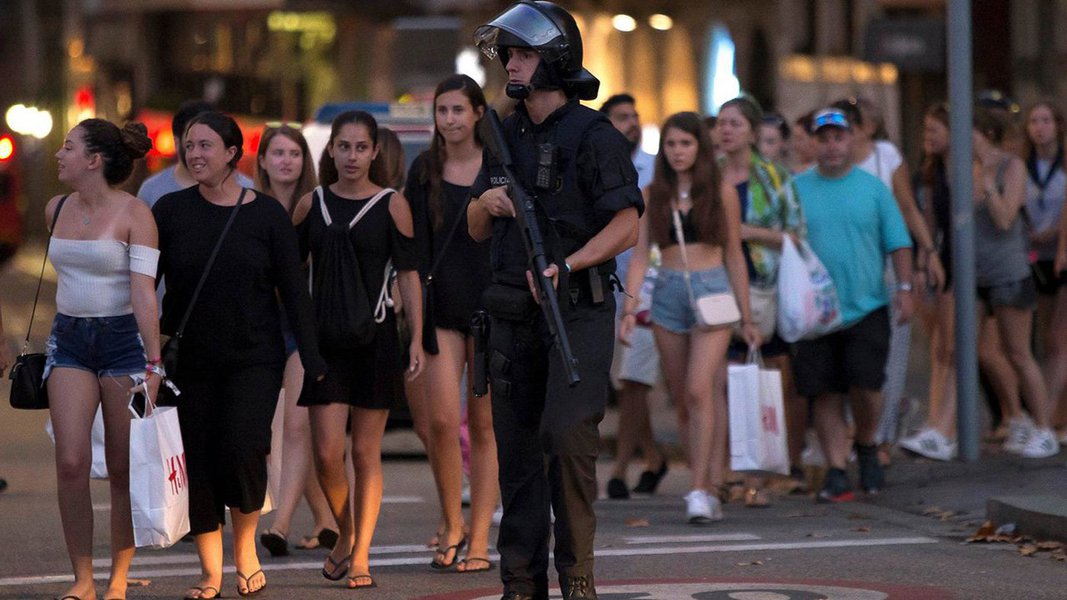 Polícia catalã informou que uma operação policial contra um possível "ataque terrorista" estava em andamento na cidade de Cambrils, ao sul de Barcelon; não ficou claro como a operação estaria ligada ao ataque com uma van em Barcelona, nesta quinta-feira, que deixou 13 pessoas mortas; serviços de emergência da Catalunha disseram no Twitter que as pessoas em Cambrils, que fica no litoral, devem "ficar em casa, ficar seguras" (Foto: Aquiles Lins) Polícia catalã informou que uma operação policial contra um possível "ataque terrorista" estava em andamento na cidade de Cambrils, ao sul de Barcelon; não ficou claro como a operação estaria ligada ao ataque com uma van em Barcelona, nesta quinta-feira, que deixou 13 pessoas mortas; serviços de emergência da Catalunha disseram no Twitter que as pessoas em Cambrils, que fica no litoral, devem "ficar em casa, ficar seguras"