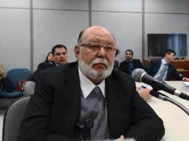 Condenado a comer feijão azedo pelas próximas duas décadas, o corruptor resolveu incriminar Lula, pois sabe que essa é a sua única chance de trocar a jaula por uma tornozeleira eletrônica. Moro jogou o alpiste e o nosso bípede desplumado bicou (Foto: Lelê Teles) Condenado a comer feijão azedo pelas próximas duas décadas, o corruptor resolveu incriminar Lula, pois sabe que essa é a sua única chance de trocar a jaula por uma tornozeleira eletrônica. Moro jogou o alpiste e o nosso bípede desplumado bicou