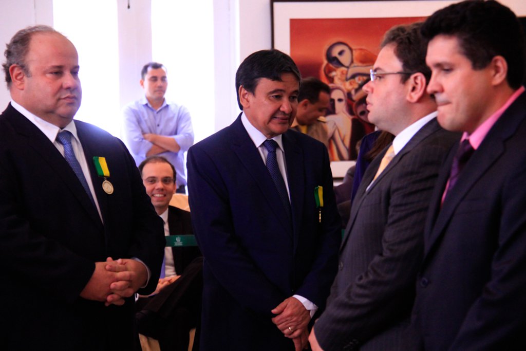 O governador do Piauí, Wellington Dias, disse que “é preciso ter todo o cuidado” em relação às despesas com pessoal, para não ultrapassar o limite prudencial da LRF, o que seria um desastre ainda maior que o atraso da folha de pagamento do Estado ou do 13º salário; “É claro que por enquanto não há risco de atraso de salário, mas é uma situação preocupante, porque a gente fica ouvindo toda hora que a economia melhorou e isso não está se refletindo quanto as receitas que são repassadas pela União”; relato no Piauí Hoje (Foto: Leonardo Lucena) O governador do Piauí, Wellington Dias, disse que “é preciso ter todo o cuidado” em relação às despesas com pessoal, para não ultrapassar o limite prudencial da LRF, o que seria um desastre ainda maior que o atraso da folha de pagamento do Estado ou do 13º salário; “É claro que por enquanto não há risco de atraso de salário, mas é uma situação preocupante, porque a gente fica ouvindo toda hora que a economia melhorou e isso não está se refletindo quanto as receitas que são repassadas pela União”; relato no Piauí Hoje