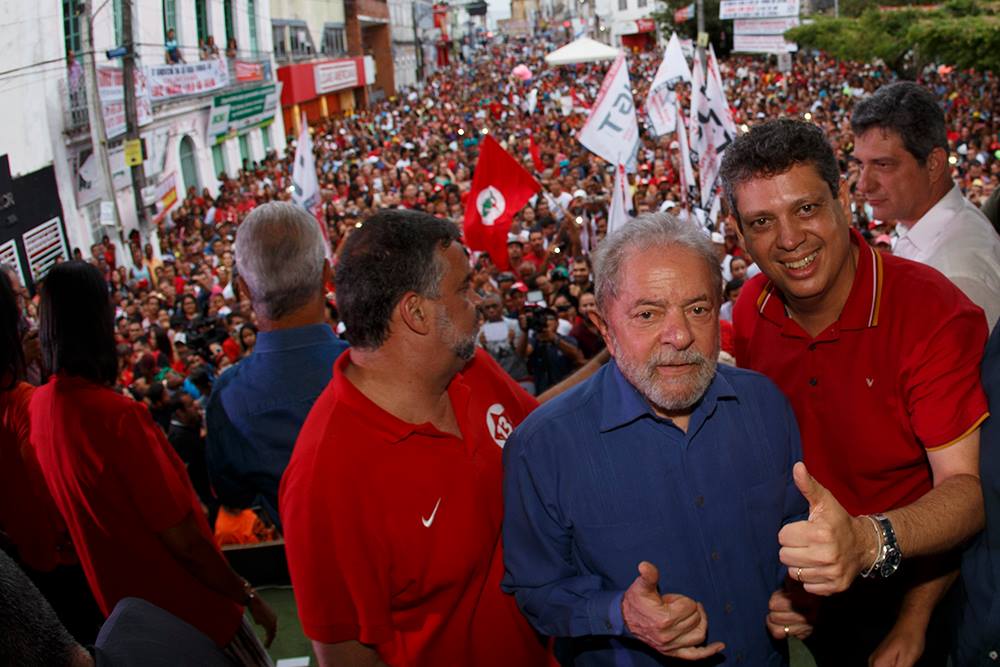 "As elites brasileiras, esta turma que está comandando os processos, não sabem o que fazer com a caravana. A grande mídia fica tentando esconder, as redes sociais estão divulgando e bombando, as pessoas estão falando e esse é mais um processo de retaliação. Cada hora que Lula faz uma atividade ou o PT realiza algo um ato, a exemplo até do aniversário do partido, sempre há uma contrapartida da operação Lava Jato para tentar desgastar o presidente ou incriminá-lo. A questão deles é o desespero", disse Márcio Macedo, vice-presidente do PT (Foto: Leonardo Attuch) "As elites brasileiras, esta turma que está comandando os processos, não sabem o que fazer com a caravana. A grande mídia fica tentando esconder, as redes sociais estão divulgando e bombando, as pessoas estão falando e esse é mais um processo de retaliação. Cada hora que Lula faz uma atividade ou o PT realiza algo um ato, a exemplo até do aniversário do partido, sempre há uma contrapartida da operação Lava Jato para tentar desgastar o presidente ou incriminá-lo. A questão deles é o desespero", disse Márcio Macedo, vice-presidente do PT