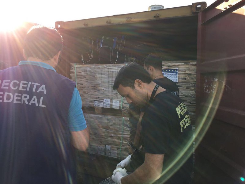 A Polícia Federal (PF) apreendeu nesta terça-feira 560 quilos de cocaína na alfândega da Receita Federal no Porto de Salvador; a droga seria levada para o Porto de Antuérpia, na Bélgica; segundo a PF, a droga estava escondida em bolsas espalhadas dentro de um carregamento de pedra em contêineres de navio; os responsáveis ainda não foram identificados; a polícia suspeita que a cocaína foi inserida na mercadoria regular sem o conhecimento do proprietário da carga, prática conhecida como rip-off (Foto: Romulo Faro) A Polícia Federal (PF) apreendeu nesta terça-feira 560 quilos de cocaína na alfândega da Receita Federal no Porto de Salvador; a droga seria levada para o Porto de Antuérpia, na Bélgica; segundo a PF, a droga estava escondida em bolsas espalhadas dentro de um carregamento de pedra em contêineres de navio; os responsáveis ainda não foram identificados; a polícia suspeita que a cocaína foi inserida na mercadoria regular sem o conhecimento do proprietário da carga, prática conhecida como rip-off