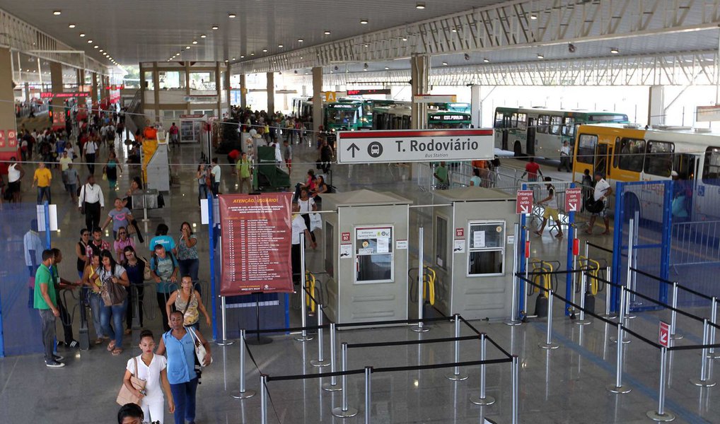 A Prefeitura de Salvador, por meio da Secretaria Municipal de Mobilidade (Semob), anuncia a integração de 36 linhas de ônibus às novas três novas estações do metrô que começaram a operar nesta terça-feira, na Avenida Luiz Viana (Paralela); no total, são cerca de 250 linhas integradas ao metrô em todas as estações em operação; confira relação dos ônibus que passam nas estações (Foto: Romulo Faro) A Prefeitura de Salvador, por meio da Secretaria Municipal de Mobilidade (Semob), anuncia a integração de 36 linhas de ônibus às novas três novas estações do metrô que começaram a operar nesta terça-feira, na Avenida Luiz Viana (Paralela); no total, são cerca de 250 linhas integradas ao metrô em todas as estações em operação; confira relação dos ônibus que passam nas estações