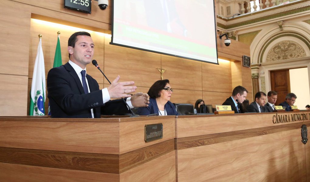 A Câmara Municipal de Curitiba aprovou em primeiro turno, pelo placar de 23 votos favoráveis a 8 contrários, em regime de urgência, a terceirização na saúde e na educação; as Organizações Sociais (OSs) eram proibidas de atuar nessas áreas na capital paranaense desde 1997, no entanto, com o projeto do prefeito Rafael Greca (PMN) aprovado hoje, a toque de caixa, elas terão liberdade para firmar convênios para prestarem serviços (Foto: Leonardo Lucena) A Câmara Municipal de Curitiba aprovou em primeiro turno, pelo placar de 23 votos favoráveis a 8 contrários, em regime de urgência, a terceirização na saúde e na educação; as Organizações Sociais (OSs) eram proibidas de atuar nessas áreas na capital paranaense desde 1997, no entanto, com o projeto do prefeito Rafael Greca (PMN) aprovado hoje, a toque de caixa, elas terão liberdade para firmar convênios para prestarem serviços