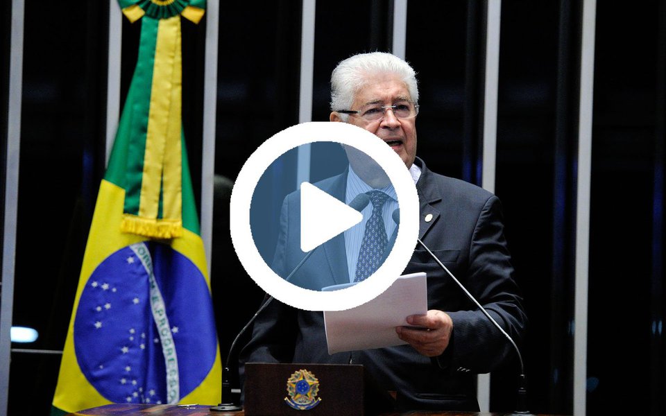 Em discurso no Plenário, o senador Roberto Requião (PMDB-PR) demonstrou sua indignação com o modelo econômico adotado pelo país, marcado a seu ver por liberdade excessiva ao capital, e defendeu a adoção de um projeto nacional de longo prazo para estimular o crescimento e o desenvolvimento com justiça social; defendeu maior distribuição de renda, estimulada com um sistema educacional com pelo menos 15 anos de estudos e currículos reformulados, vocacionando os formandos para as ciências naturais e a engenharia, gerando um trabalhador educado e com maior renda (Foto: José Barbacena) Em discurso no Plenário, o senador Roberto Requião (PMDB-PR) demonstrou sua indignação com o modelo econômico adotado pelo país, marcado a seu ver por liberdade excessiva ao capital, e defendeu a adoção de um projeto nacional de longo prazo para estimular o crescimento e o desenvolvimento com justiça social; defendeu maior distribuição de renda, estimulada com um sistema educacional com pelo menos 15 anos de estudos e currículos reformulados, vocacionando os formandos para as ciências naturais e a engenharia, gerando um trabalhador educado e com maior renda