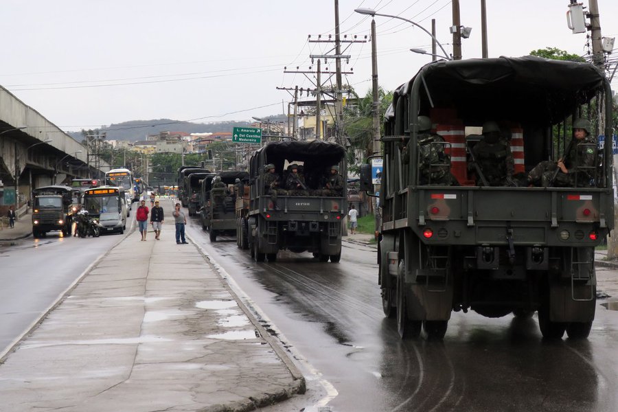O reforço da Forças Armadas na segurança do Rio de Janeiro completa um mês, com a presença de 10 mil agentes federais no estado; o porta-voz do Comando Militar do Leste, coronel Roberto Itamar, fez um balanço positivo desse primeiro mês, mas disse que ainda é cedo para se fazer uma análise mais detalhada dos resultados; a operação tem vigência até o final do ano, podendo ser prorrogada até dezembro de 2018, conforme divulgado pelo governo federal (Foto: Leonardo Lucena) O reforço da Forças Armadas na segurança do Rio de Janeiro completa um mês, com a presença de 10 mil agentes federais no estado; o porta-voz do Comando Militar do Leste, coronel Roberto Itamar, fez um balanço positivo desse primeiro mês, mas disse que ainda é cedo para se fazer uma análise mais detalhada dos resultados; a operação tem vigência até o final do ano, podendo ser prorrogada até dezembro de 2018, conforme divulgado pelo governo federal