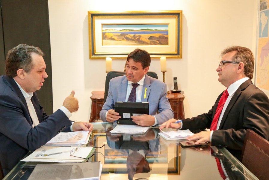 O governador Wellington Dias recebeu, no Palácio de Karnak, o secretário de Estado da Saúde, Florentino Neto; na ocasião, autorizou ações na área da saúde, tais como a descentralização de seis hospitais e a execução de um curso gratuito de especialização multidisciplinar materno-infantil para profissionais da área; Florentino Neto apresentou ao governador a minuta final do contrato de gestão a ser celebrado com a Fundação Hospitalar do Piauí; “Cada um dos hospitais possui plano operativo, que estabelece os custos, as metas a serem atingidas e toda a programação de descentralização que será realizada no período de administração compartilhada e no segundo período, no qual a fundação administrará”, pontuou o gestor (Foto: Leonardo Lucena) O governador Wellington Dias recebeu, no Palácio de Karnak, o secretário de Estado da Saúde, Florentino Neto; na ocasião, autorizou ações na área da saúde, tais como a descentralização de seis hospitais e a execução de um curso gratuito de especialização multidisciplinar materno-infantil para profissionais da área; Florentino Neto apresentou ao governador a minuta final do contrato de gestão a ser celebrado com a Fundação Hospitalar do Piauí; “Cada um dos hospitais possui plano operativo, que estabelece os custos, as metas a serem atingidas e toda a programação de descentralização que será realizada no período de administração compartilhada e no segundo período, no qual a fundação administrará”, pontuou o gestor