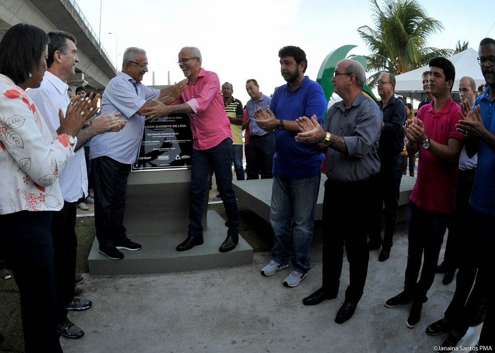 Em contato direto com a comunidade do Bairro Industrial e dialogando com os seus moradores, o prefeito Edvaldo Nogueira e o governador Jackson Barreto caminharam por mais de duas horas pelas ruas e avenidas da localidade, na noite de sábado (18), quando foi inaugurada uma série de obras realizadas pela administração estadual na localidade; governo entregou à comunidade a 2ª etapa da Orla do Bairro Industrial e as obras de infraestrutura urbana da Avenida Tancredo Campos, loteamento Santa Tereza e adjacências, num investimento superior a R$ 20 milhões (Foto: José Barbacena) Em contato direto com a comunidade do Bairro Industrial e dialogando com os seus moradores, o prefeito Edvaldo Nogueira e o governador Jackson Barreto caminharam por mais de duas horas pelas ruas e avenidas da localidade, na noite de sábado (18), quando foi inaugurada uma série de obras realizadas pela administração estadual na localidade; governo entregou à comunidade a 2ª etapa da Orla do Bairro Industrial e as obras de infraestrutura urbana da Avenida Tancredo Campos, loteamento Santa Tereza e adjacências, num investimento superior a R$ 20 milhões