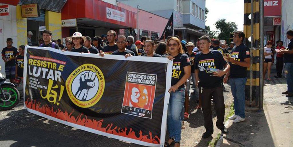 O Sindicato dos Lojistas do Piauí (Sindlojas) enviou nota à imprensa comunicando que a greve dos comerciários, anunciada pelo sindicato da categoria para acontecer nesta sexta-feira (16) foi suspensa e comércio funciona normalmente na data; segundo a nota, hoje pela manhã, ocorreu negociação entre os dois sindicatos no Tribunal Regional do Trabalho, mediada pelo desembargador Manoel Edilson Cardoso, onde as partes chegaram a um acordo e decidiram pela não paralisação dos serviços (Foto: Leonardo Lucena) O Sindicato dos Lojistas do Piauí (Sindlojas) enviou nota à imprensa comunicando que a greve dos comerciários, anunciada pelo sindicato da categoria para acontecer nesta sexta-feira (16) foi suspensa e comércio funciona normalmente na data; segundo a nota, hoje pela manhã, ocorreu negociação entre os dois sindicatos no Tribunal Regional do Trabalho, mediada pelo desembargador Manoel Edilson Cardoso, onde as partes chegaram a um acordo e decidiram pela não paralisação dos serviços