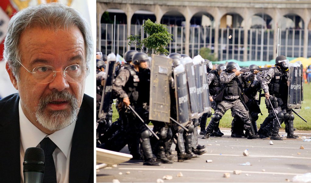 Fica comprovado que Temer adotou uma medida completamente ilegal, inconstitucional, atabalhoada e absurda, protagonizada em um anúncio patético do ministro da Defesa, Raul Jungmann, como se fosse a ação mais importante do mundo. Eu fico imaginando o constrangimento dos militares de terem que se submeter a um ministro pateta como ele (Foto: Chico Vigilante) Fica comprovado que Temer adotou uma medida completamente ilegal, inconstitucional, atabalhoada e absurda, protagonizada em um anúncio patético do ministro da Defesa, Raul Jungmann, como se fosse a ação mais importante do mundo. Eu fico imaginando o constrangimento dos militares de terem que se submeter a um ministro pateta como ele